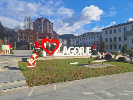Škratkov kotiček na tržnici in božična pravljica na ploščadi